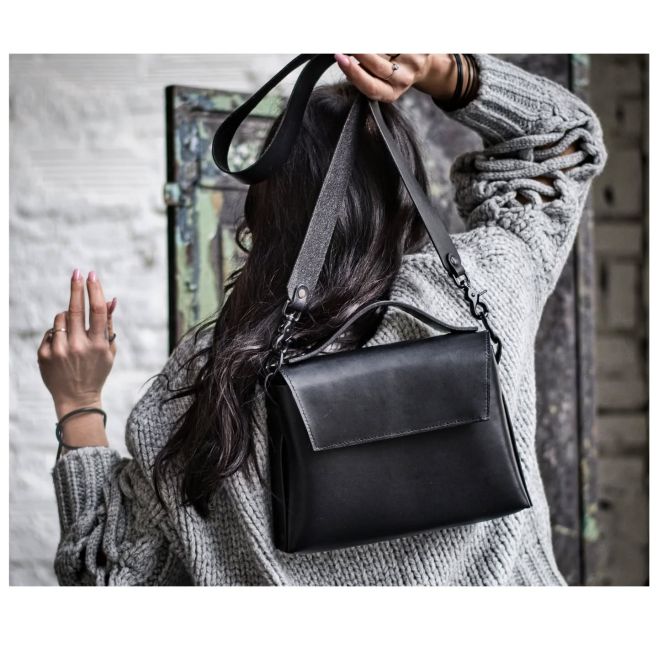 ▪️timeless design ▪️slow fashion #czechdesign #czechdesigner #timelessdesign #handstitched #italianleather #slowfashion